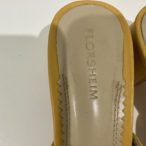 FLORSHEIM leather mules in mustard with gold chain, size 38 - Picture 8 of 9